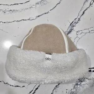 ALO Yoga | Accessories | Alo Yoga Winterfun Zhivago Hat  display picture 1